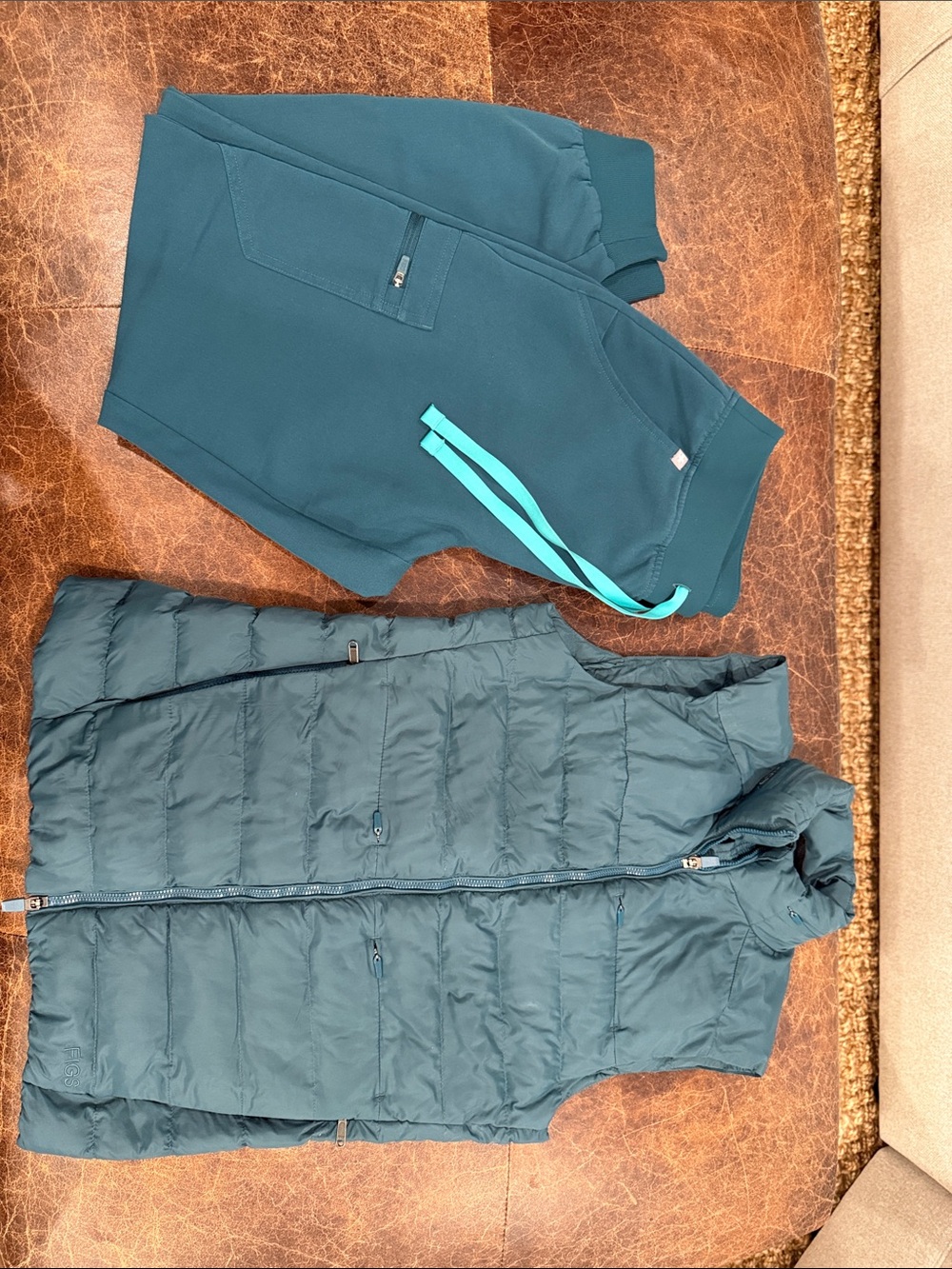 Figs Women’s Caribbean blue Puffer Vest and Jogger Set (Read)